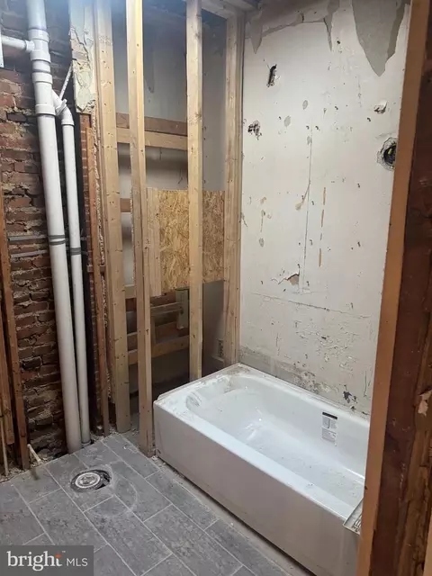 Bath - 2510 E Preston St, Baltimore, MD 21213 photo 1 of 3