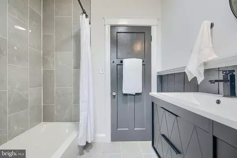 Bath - 4312 Parkside Dr, Baltimore, MD 21206 photo 4 of 5