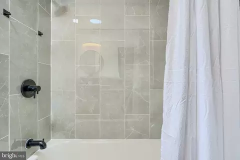 Bath - 4312 Parkside Dr, Baltimore, MD 21206 photo 2 of 5