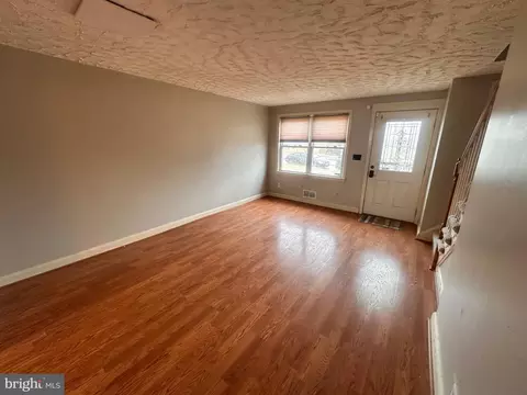 Living - 748 Bethnal Rd, Baltimore, MD 21229 photo 2 of 6