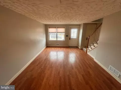 Living - 748 Bethnal Rd, Baltimore, MD 21229 photo 3 of 6