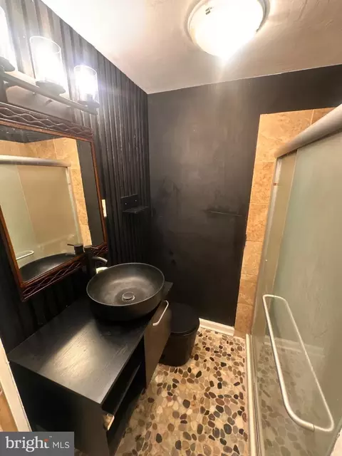 Bath - 748 Bethnal Rd, Baltimore, MD 21229 photo 2 of 5
