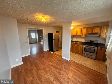 Living - 748 Bethnal Rd, Baltimore, MD 21229 photo 5 of 6