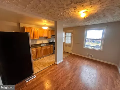 Living - 748 Bethnal Rd, Baltimore, MD 21229 photo 4 of 6