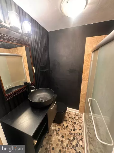 Bath - 748 Bethnal Rd, Baltimore, MD 21229 photo 1 of 5