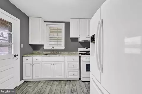 Entry Way - 2036 Deering Ave, Baltimore, MD 21230 photo 2 of 5