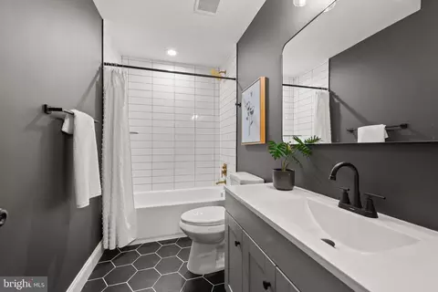 Bath - 3514 Fairview Ave, Baltimore, MD 21216 photo 2 of 6