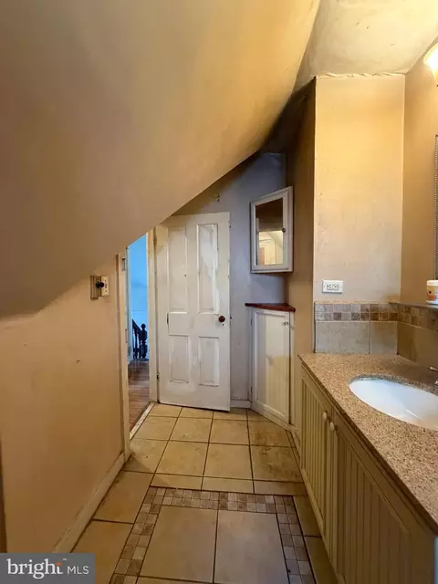 Entry Way - 403 E 31st St, Baltimore, MD 21218 photo 6 of 13