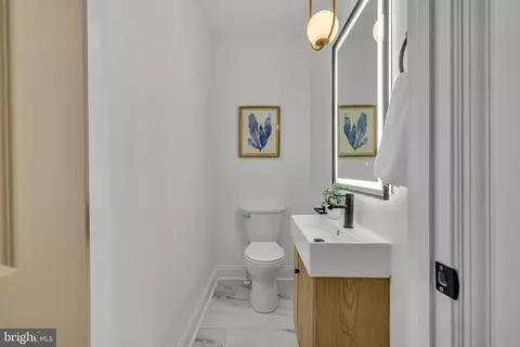 Entry Way - 2632 Garrett Ave, Baltimore, MD 21218 photo 4 of 10