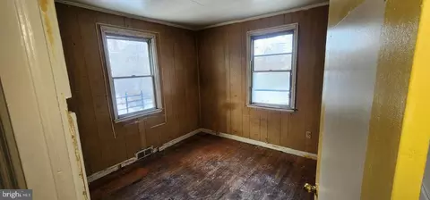 Entry Way - 2918 Forest Glen Rd, Baltimore, MD 21216 photo 5 of 15