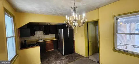 Entry Way - 2918 Forest Glen Rd, Baltimore, MD 21216 photo 3 of 15