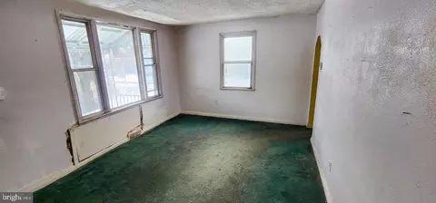 Entry Way - 2918 Forest Glen Rd, Baltimore, MD 21216 photo 2 of 15