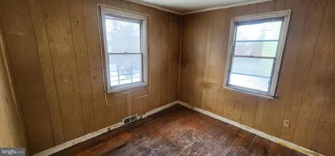Entry Way - 2918 Forest Glen Rd, Baltimore, MD 21216 photo 6 of 15