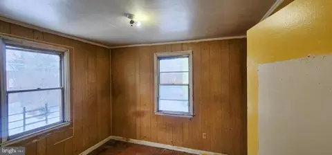 Entry Way - 2918 Forest Glen Rd, Baltimore, MD 21216 photo 7 of 15