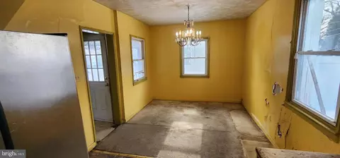 Entry Way - 2918 Forest Glen Rd, Baltimore, MD 21216 photo 4 of 15