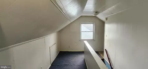 Entry Way - 2918 Forest Glen Rd, Baltimore, MD 21216 photo 11 of 15