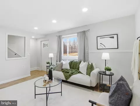 Living - 3917 Stokes Dr, Baltimore, MD 21229 photo 2 of 4