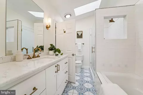 Bath - 809 William St, Baltimore, MD 21230 photo 2 of 4