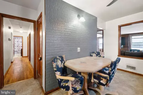 Entry Way - 3636 Coolidge Ave, Baltimore, MD 21229 photo 3 of 5