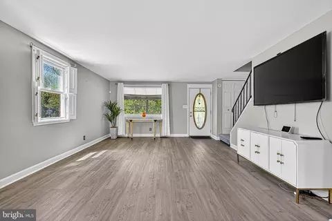 Entry Way - 5267 Cedonia Ave, Baltimore, MD 21206 photo 1 of 2