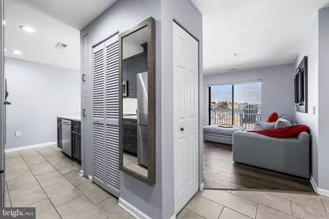 Entry Way - 2702 Lighthouse Pt E #720, Baltimore, MD 21224 photo 1 of 4