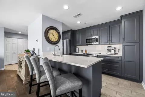 Kitchen - 2702 Lighthouse Pt E #720, Baltimore, MD 21224 photo 3 of 6