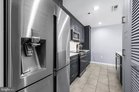 Kitchen - 2702 Lighthouse Pt E #720, Baltimore, MD 21224 photo 6 of 6