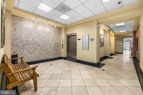 Entry Way - 2702 Lighthouse Pt E #720, Baltimore, MD 21224 photo 4 of 4