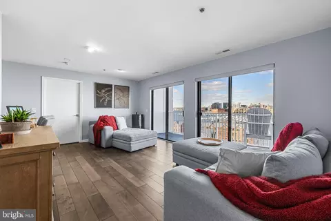 Living - 2702 Lighthouse Pt E #720, Baltimore, MD 21224 photo 2 of 2