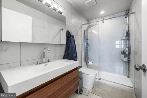 Bath - 2702 Lighthouse Pt E #720, Baltimore, MD 21224 photo 1 of 2