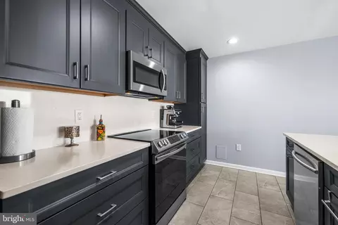 Kitchen - 2702 Lighthouse Pt E #720, Baltimore, MD 21224 photo 4 of 6