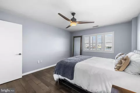 Bedroom - 2702 Lighthouse Pt E #720, Baltimore, MD 21224 photo 6 of 6