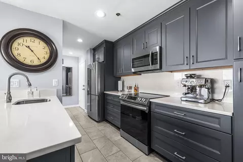 Kitchen - 2702 Lighthouse Pt E #720, Baltimore, MD 21224 photo 5 of 6