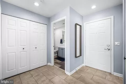 Entry Way - 2702 Lighthouse Pt E #720, Baltimore, MD 21224 photo 2 of 4