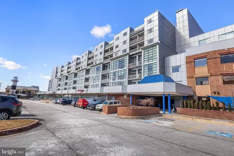 2702 Lighthouse Pt E #720, Baltimore, MD 21224