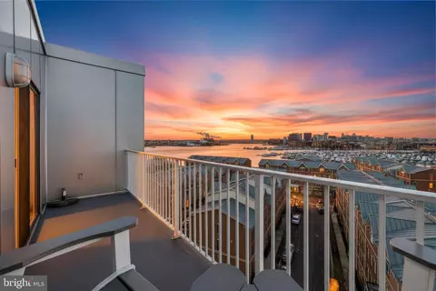 View/Area - 2702 Lighthouse Pt E #720, Baltimore, MD 21224 photo 1 of 7
