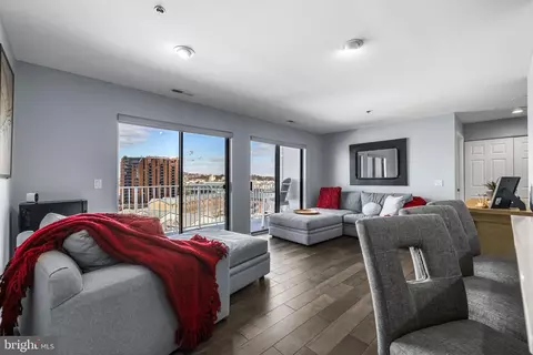 Living - 2702 Lighthouse Pt E #720, Baltimore, MD 21224 photo 1 of 2