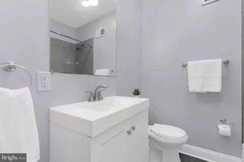 Bath - 532 N Luzerne Ave, Baltimore, MD 21205 photo 2 of 5