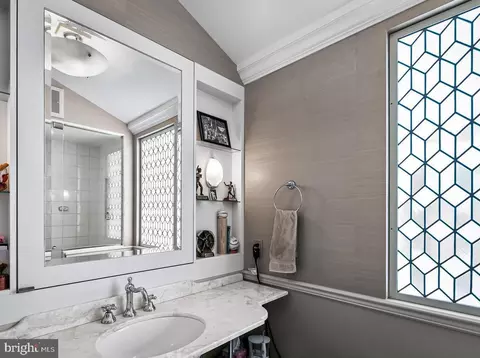 Bath - 828 William St, Baltimore, MD 21230 photo 3 of 8