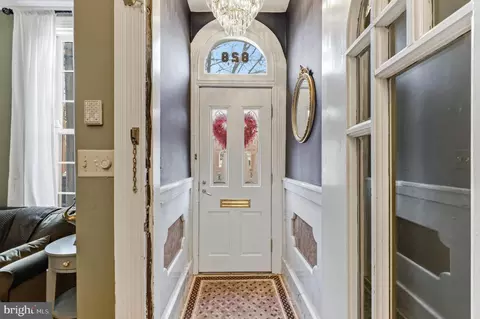 Entry Way - 828 William St, Baltimore, MD 21230 photo 2 of 16