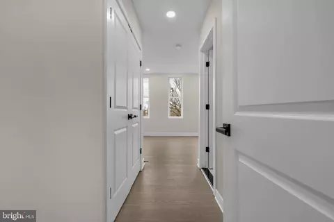 Entry Way - 2418 E Chase St, Baltimore, MD 21213 photo 9 of 20