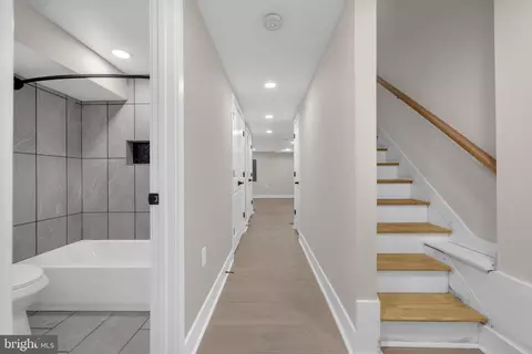Entry Way - 2418 E Chase St, Baltimore, MD 21213 photo 15 of 20