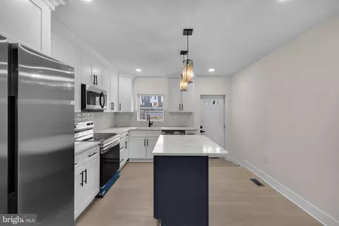 Entry Way - 2418 E Chase St, Baltimore, MD 21213 photo 5 of 20
