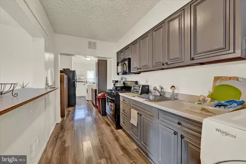 Entry Way - 3922 Mortimer Ave, Baltimore, MD 21215 photo 1 of 2