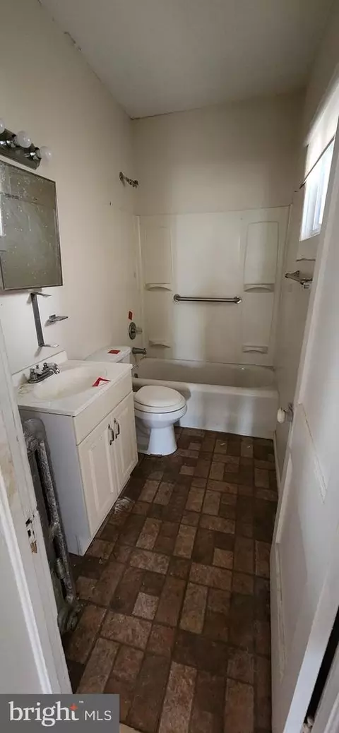 Bath - 4169 Fairview Ave, Baltimore, MD 21216 photo 1 of 1