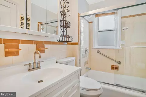 Bath - 4004 Dudley Ave, Baltimore, MD 21213 photo 1 of 4