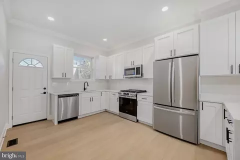 Entry Way - 2328 E Baltimore St, Baltimore, MD 21224 photo 4 of 7