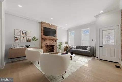 Living - 2328 E Baltimore St, Baltimore, MD 21224 photo 2 of 4