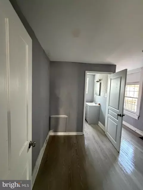 Entry Way - 2006 Walbrook Ave, Baltimore, MD 21217 photo 9 of 19