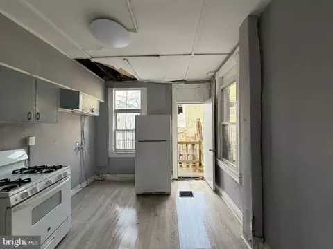 Entry Way - 2006 Walbrook Ave, Baltimore, MD 21217 photo 15 of 19